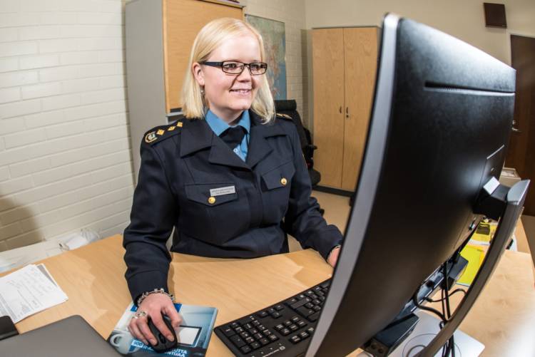 Palotarkastaja työskentelemässä tietokoneella.