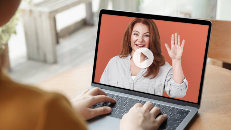 Henkilö käy videopuhelua tietokoneella.